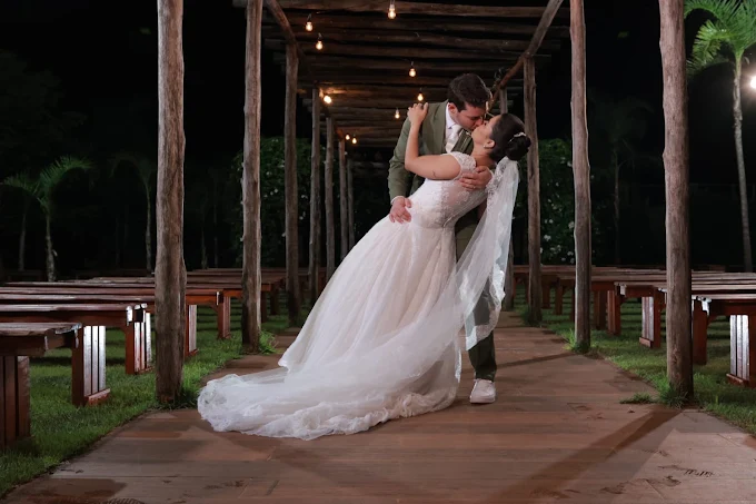 Noivos celebrando o casamento em uma passarela iluminada