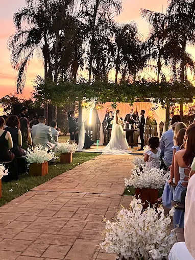 Cerimônia de casamento ao ar livre durante o pôr do sol