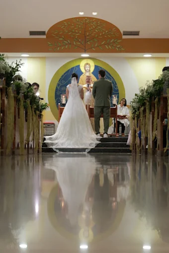 Casal diante do altar em cerimônia religiosa