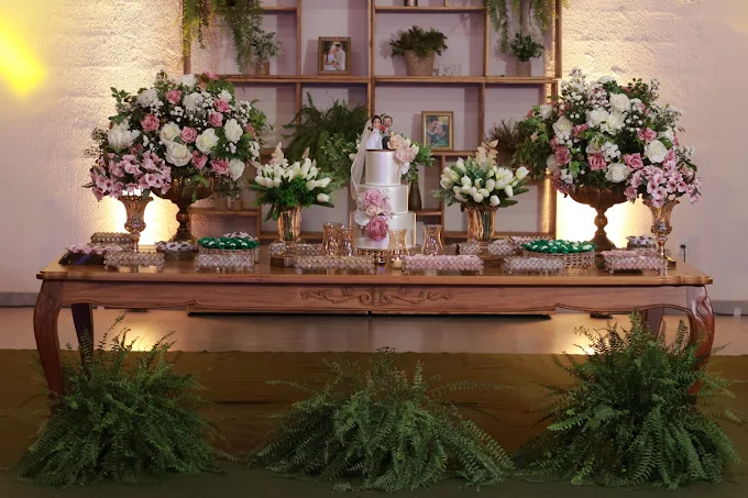 Mesa de celebração com flores e decoração delicada