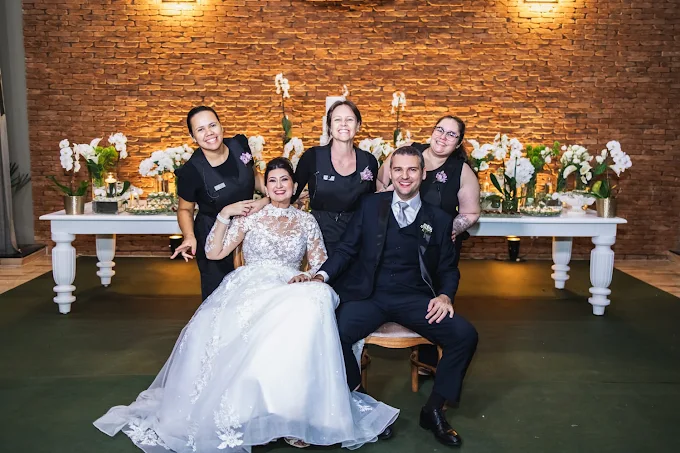 Alice e equipe reunidas com os noivos após a celebração